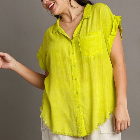 Umgee Plus Size Lime Washed Button Up Short Sleeve Top with Frayed Hemline NWT - Picture 1 of 4